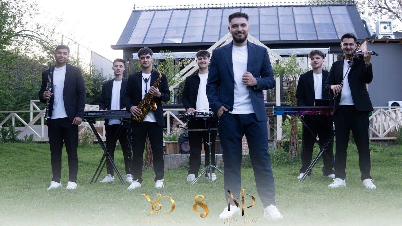 Young Orchestra cântând un colaj de hore live